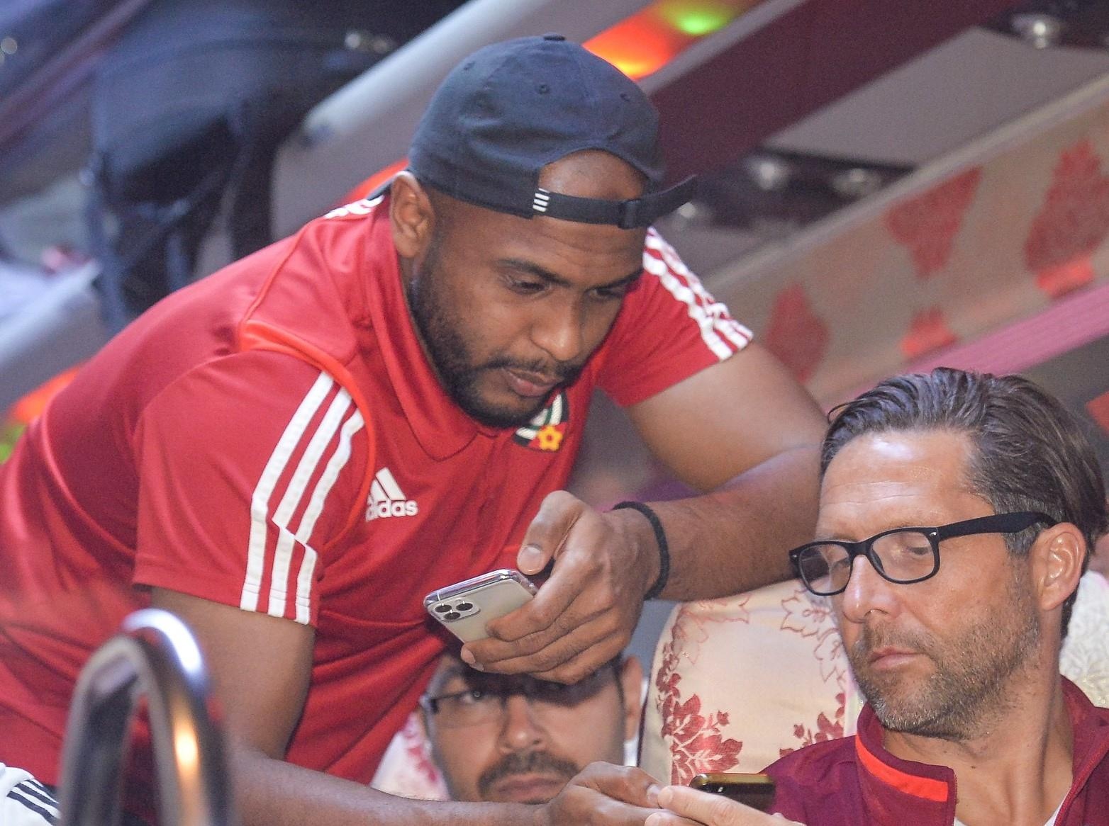 Cau thu UAE dung iPhone 11 Pro Max, AirPods va do hieu hinh anh