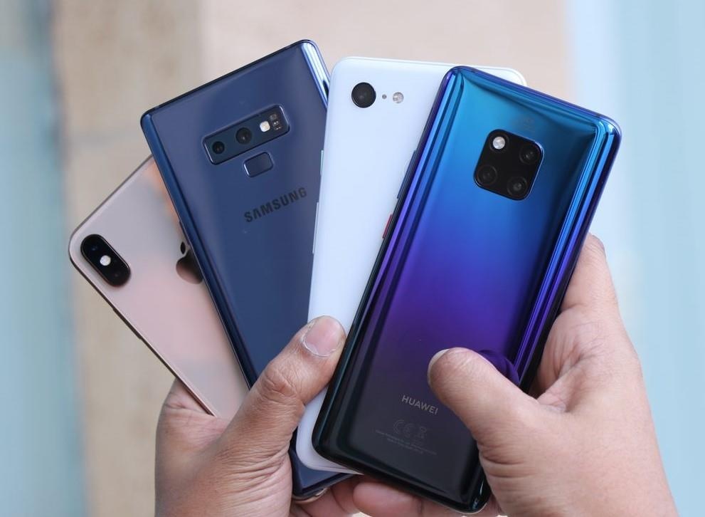 Nen mua di dong cao cap doi cu hay may tam trung nam nay? hinh anh