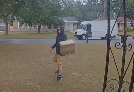 Nhan vien FedEx nem hang xuong dat hinh anh