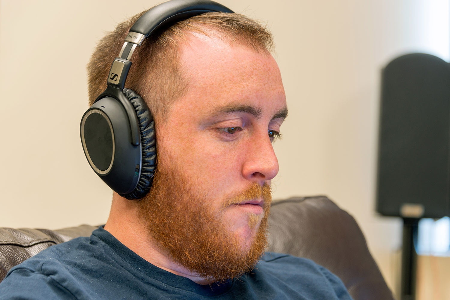 Loat tai nghe chong on chu dong duoc giam gia anh 6