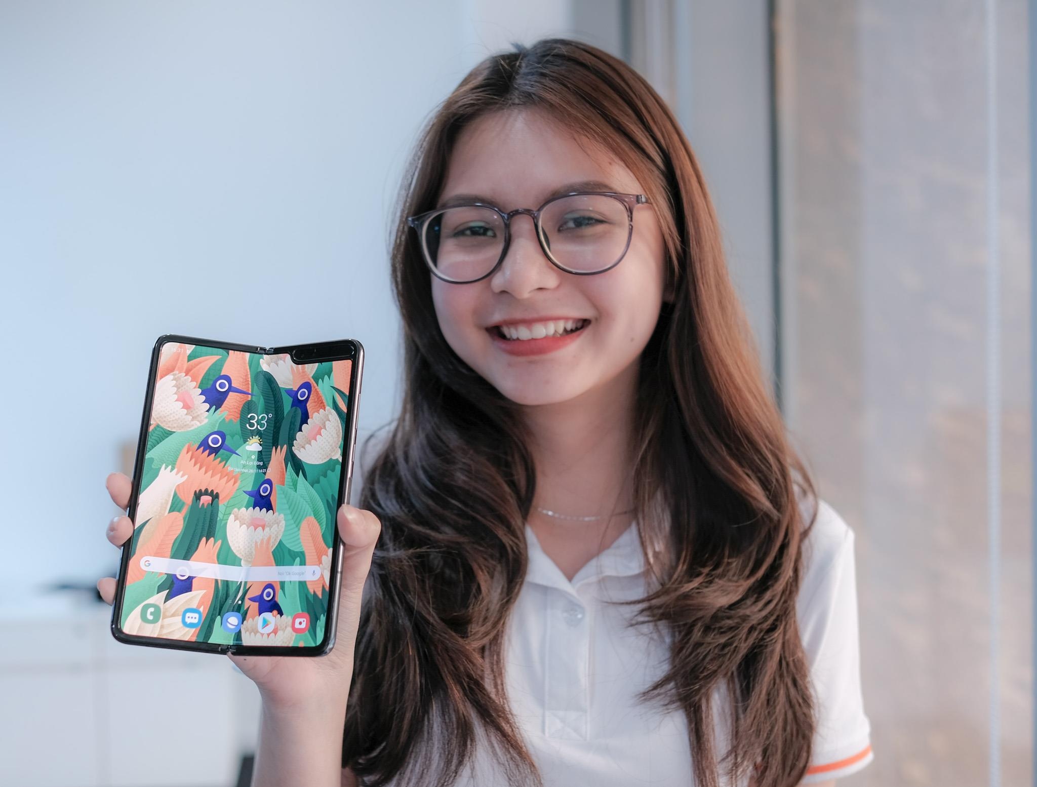 Trong hop cua Galaxy Fold gia 50 trieu co gi? hinh anh