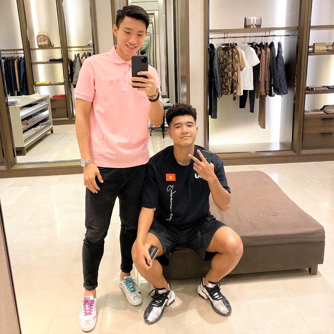 Ngoi sao bong da Viet Nam dung dien thoai gi anh 2