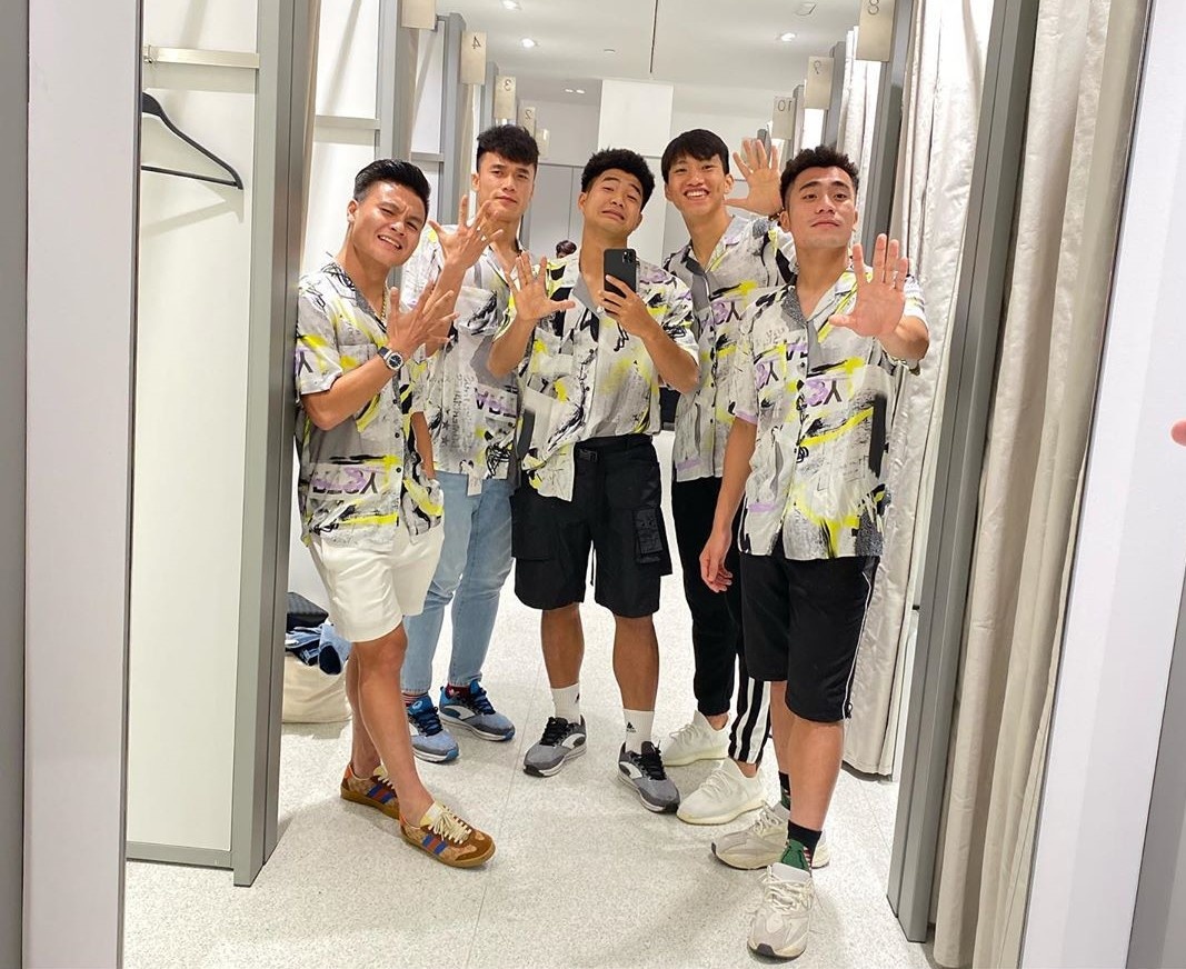 Ngoi sao bong da Viet Nam dung dien thoai gi anh 1