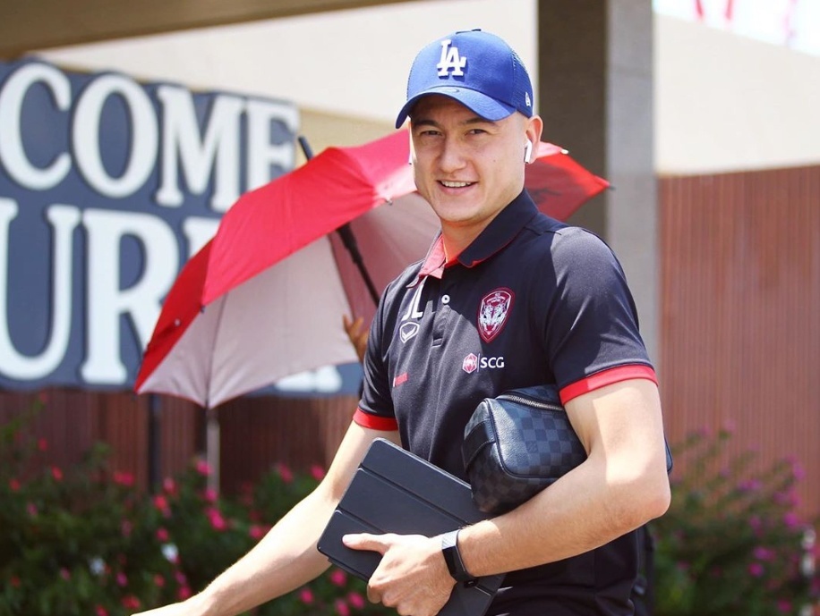 Ngoi sao bong da Viet Nam dung dien thoai gi anh 7