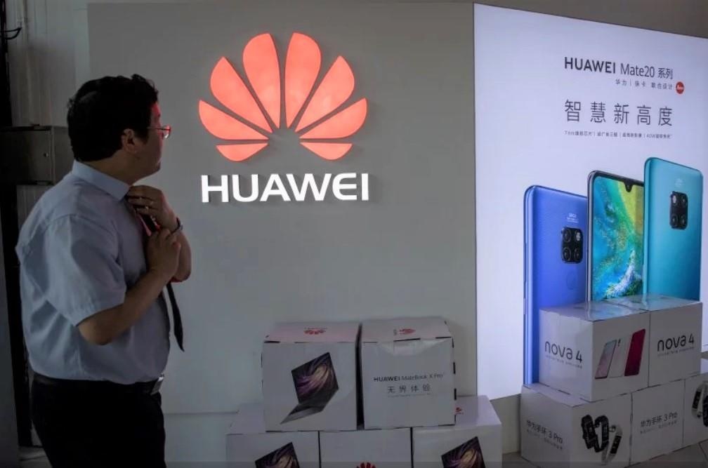 Cuu nhan vien bi giam giu, Huawei lai doi mat voi scandal hinh anh