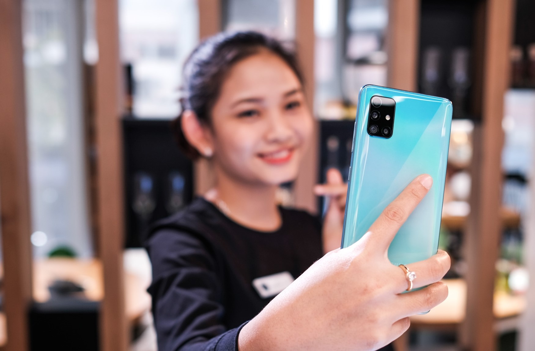 Samsung Galaxy A51 ra mat o VN - tran vien, 4 camera, gia 8 trieu hinh anh