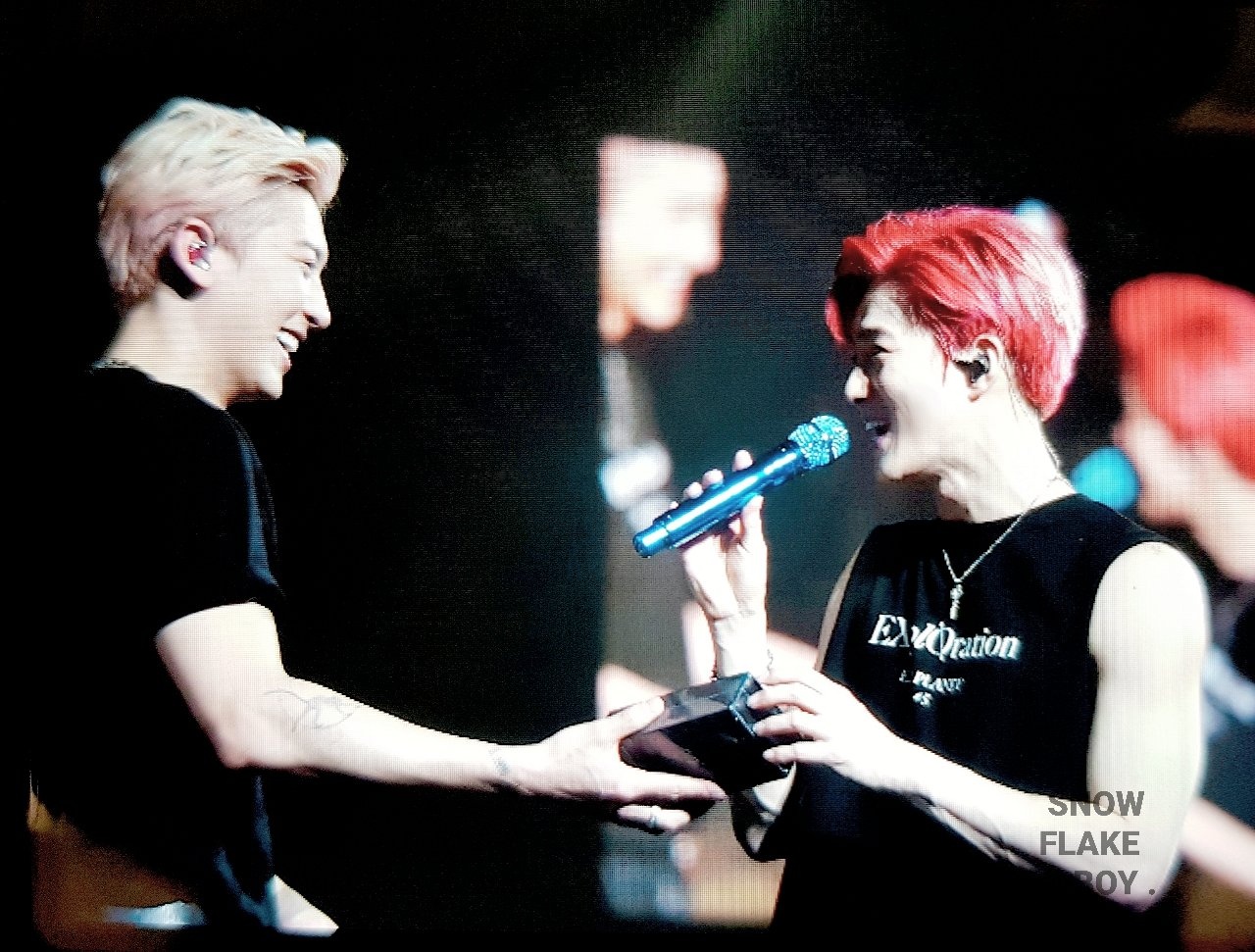 Suho (EXO) nhat iPhone 11 Pro Max khi bieu dien tren san khau hinh anh