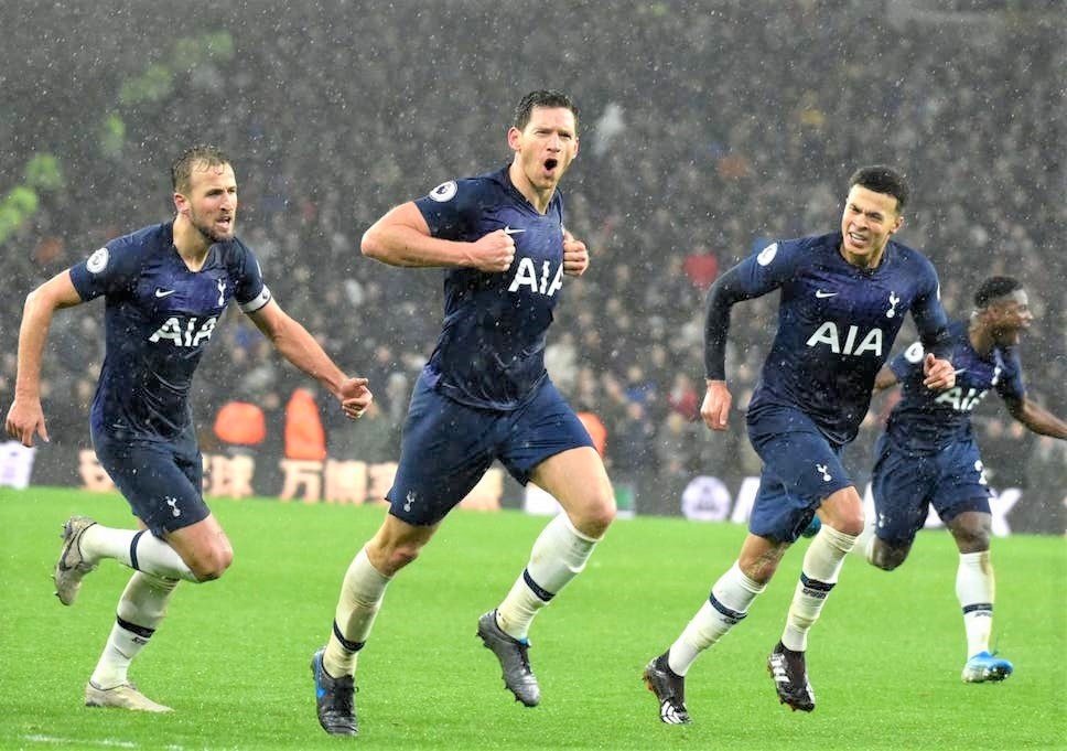 Fanpage Tottenham so sanh hau ve Vertonghen voi Van Hau? hinh anh