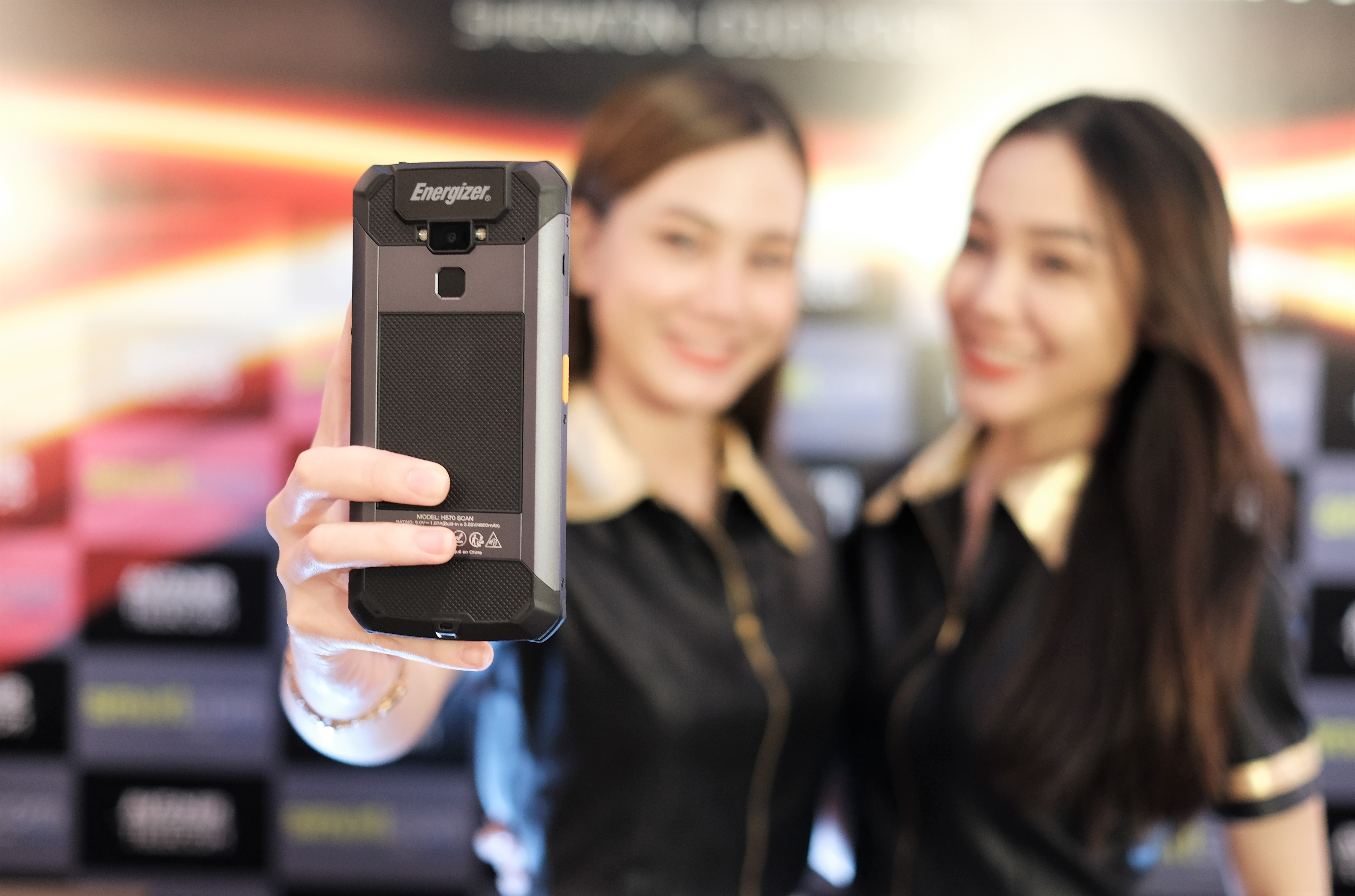 Smartphone noi dong coi da gia 5 trieu tai Viet Nam hinh anh