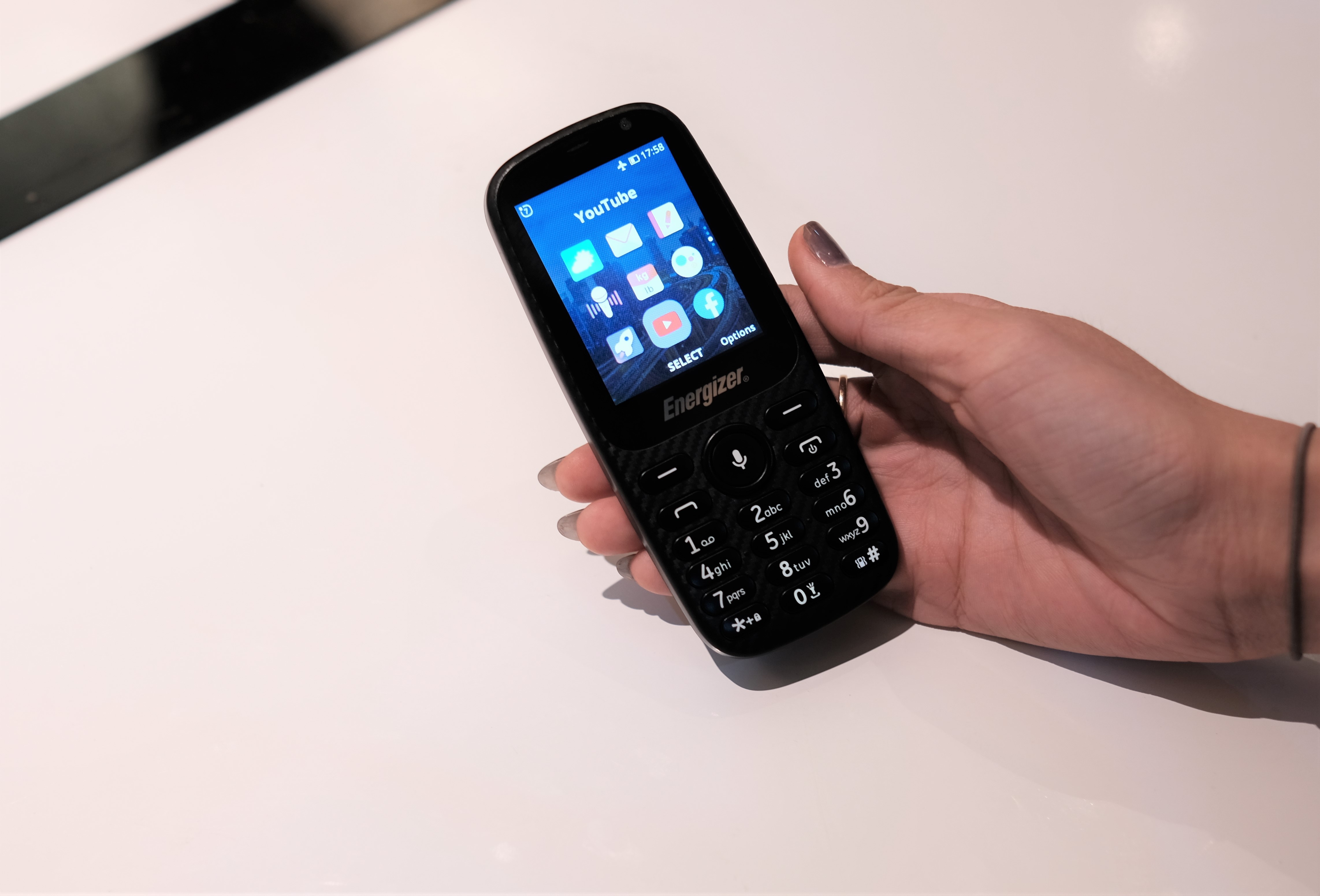 Smartphone Energizer ra mat anh 10