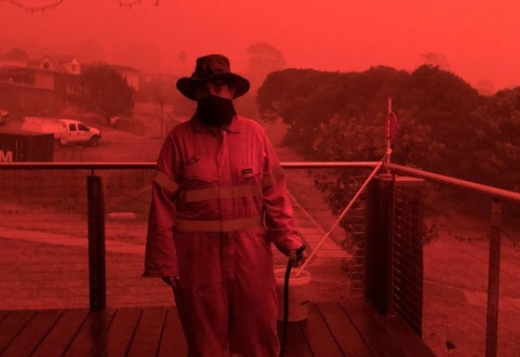 Mang xa hoi ngap anh bau troi do do chay rung o Australia hinh anh