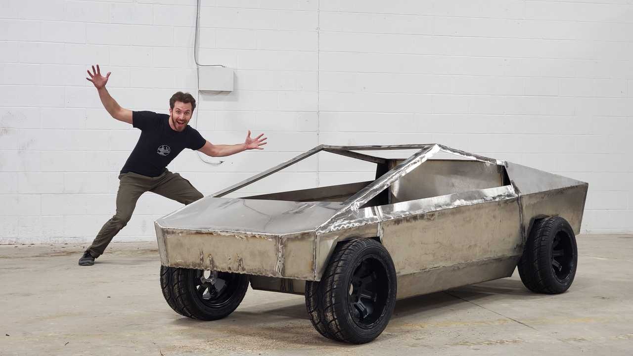 Thanh nien tu che xe giong Cybertruck cua Tesla hinh anh