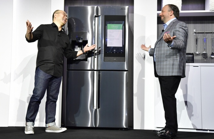 Tu lanh Family Hub moi - camera AI, man hinh 21 inch phat duoc video hinh anh