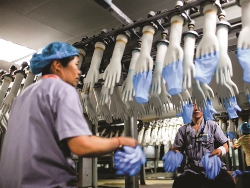 Trung Quoc ngay dem san xuat bao tay y te gui den Vu Han hinh anh