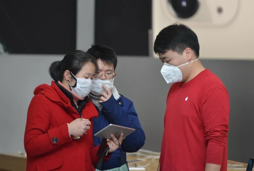 Gioi cong nghe dien dao vi virus corona hinh anh