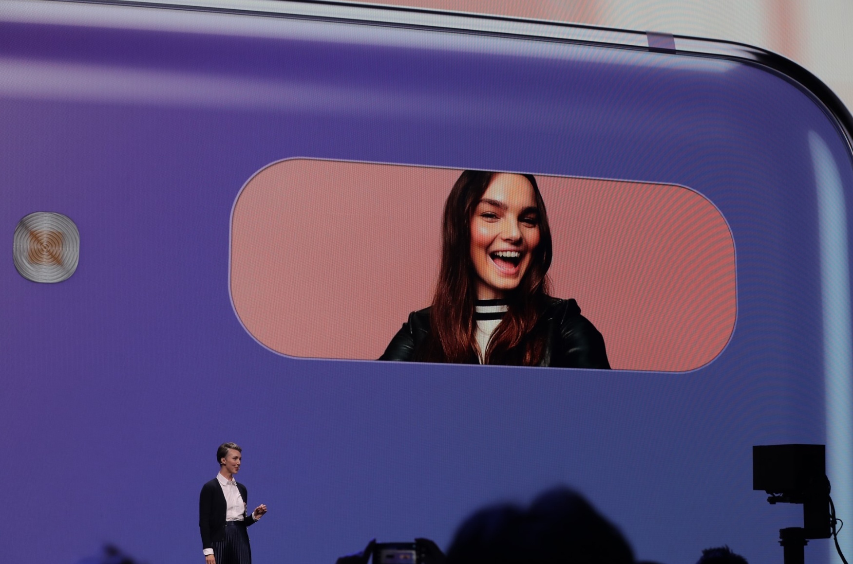 Gioi thieu Galaxy Z Flip nap gap moi cua Samsung hinh anh