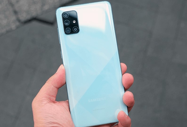 Cam nhan nhanh Galaxy A71 - kha giong Galaxy S20, man to, 4 camera sau hinh anh