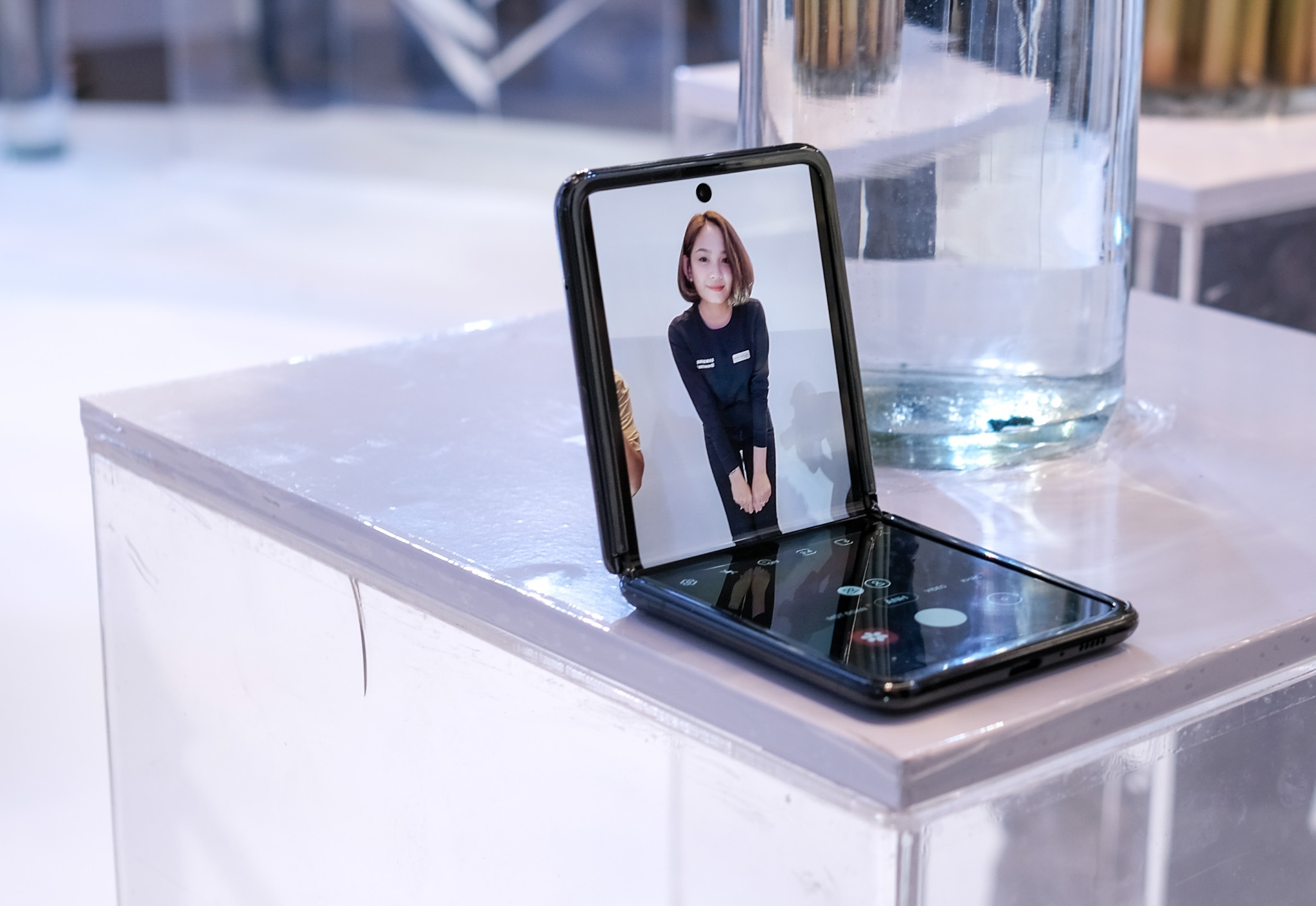 Galaxy Z Flip het hang anh 1