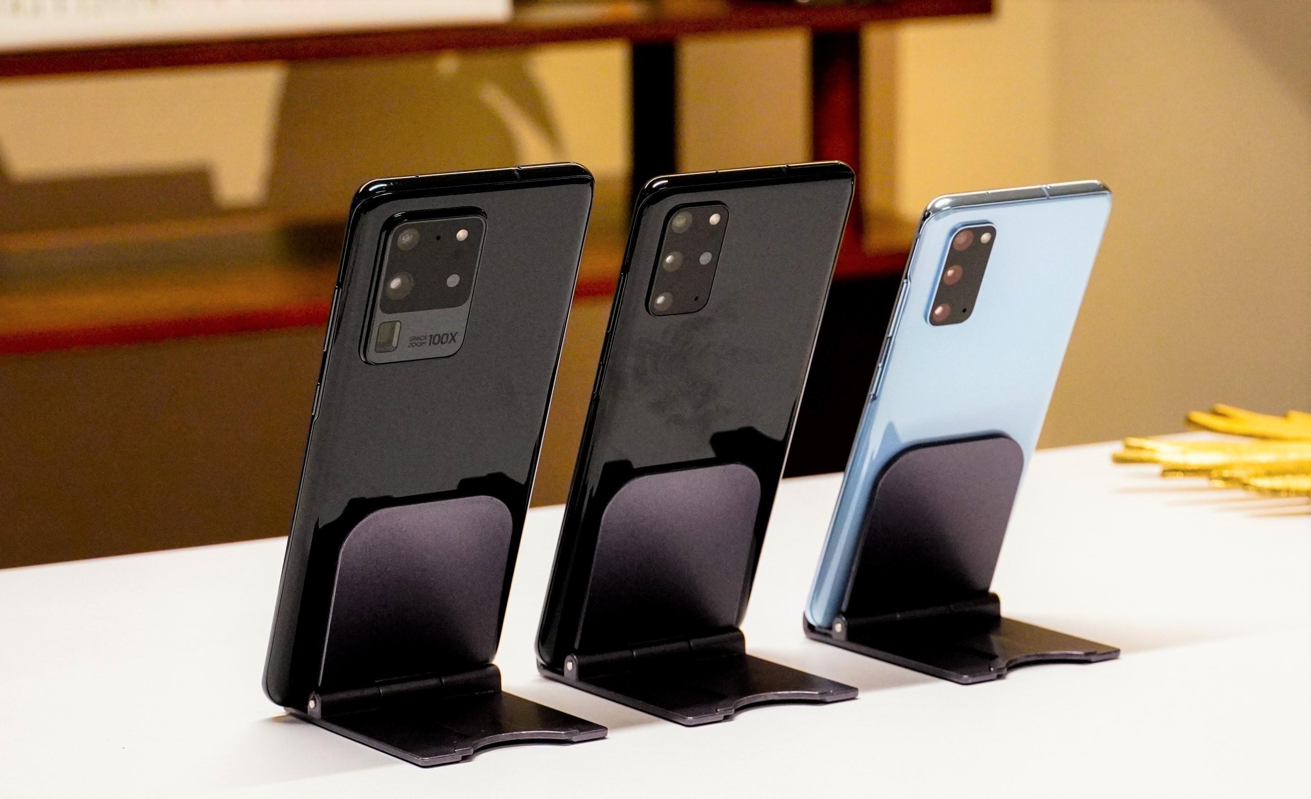 Galaxy S20, Huawei Mate 30 Pro va loat smartphone vua len ke tai VN hinh anh