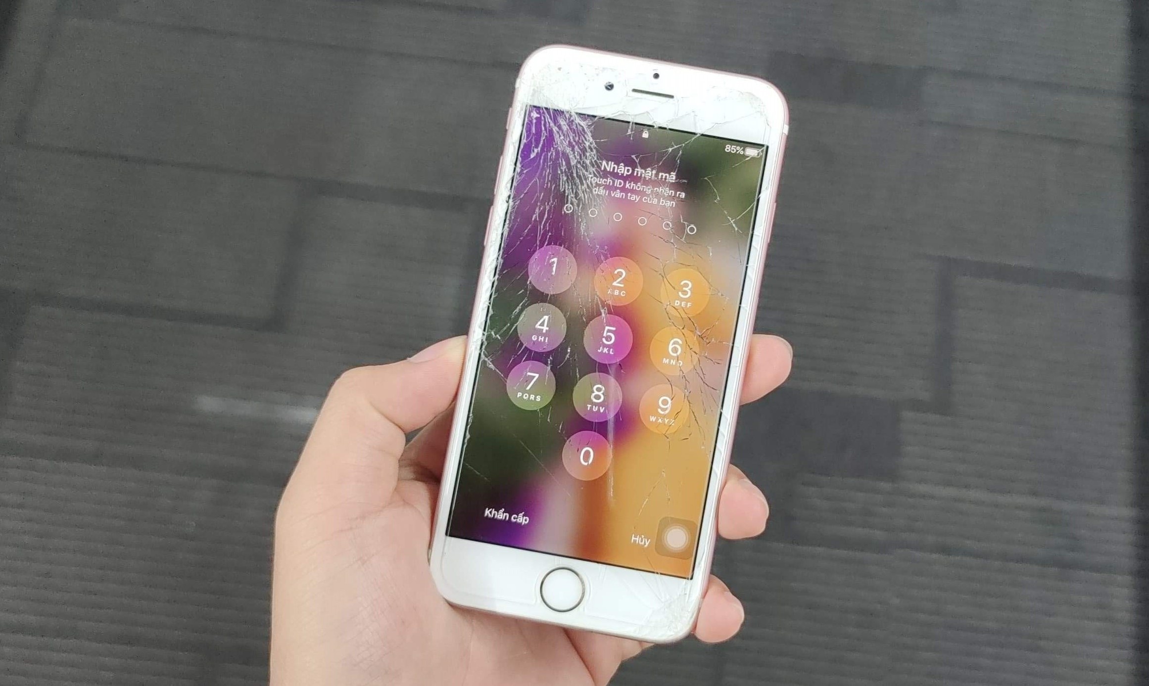 iPhone 6s bi vo man hinh, toi ban xac chi duoc 1 trieu hinh anh