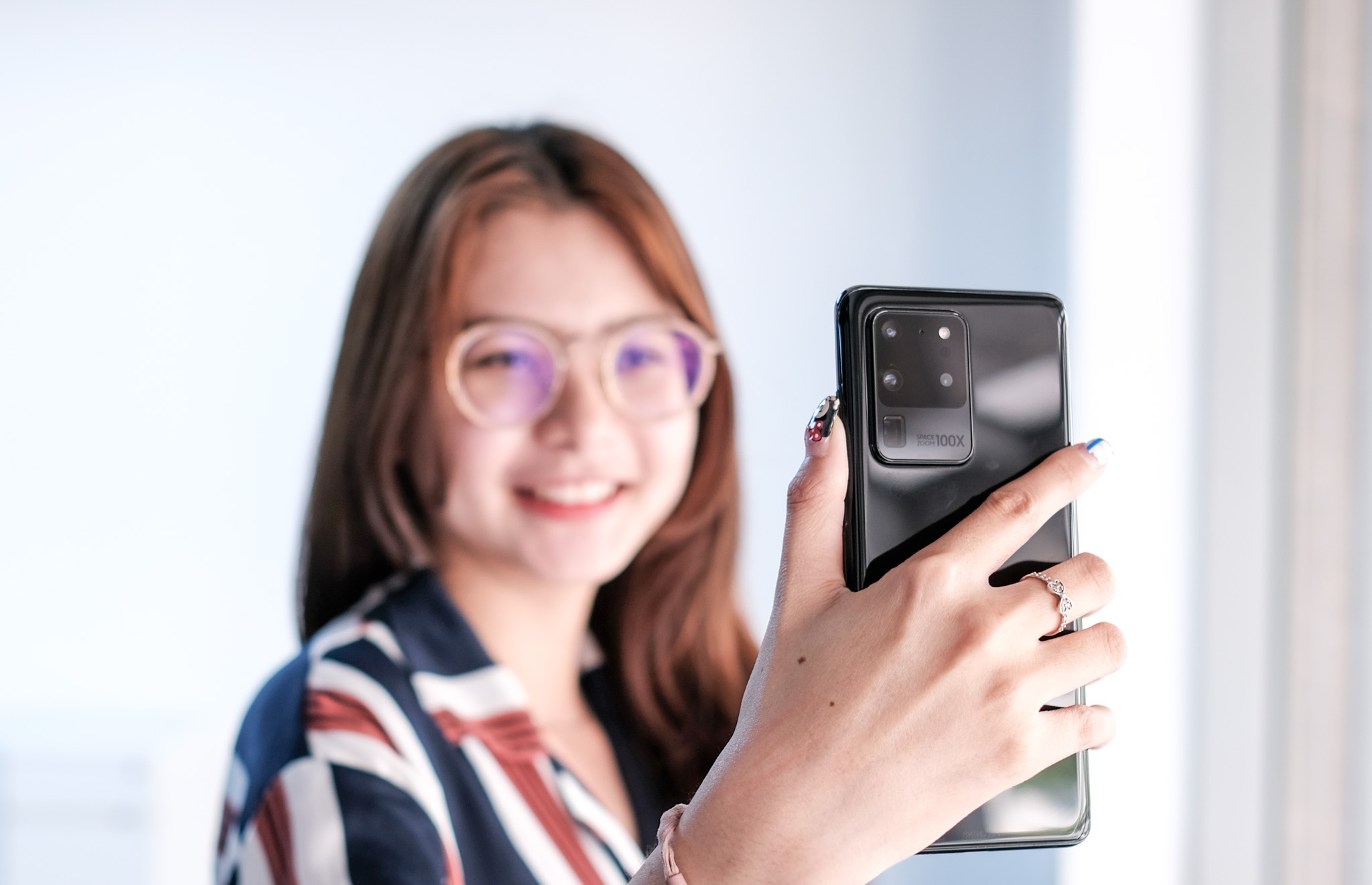 Galaxy S20 bi loi camera selfie hinh anh