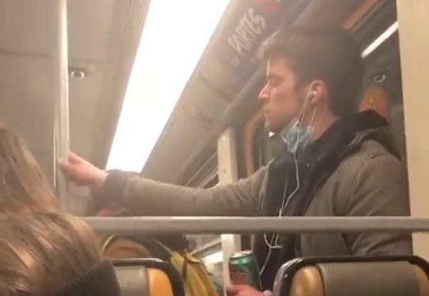 Chang trai boi nuoc bot tren tau dien hinh anh