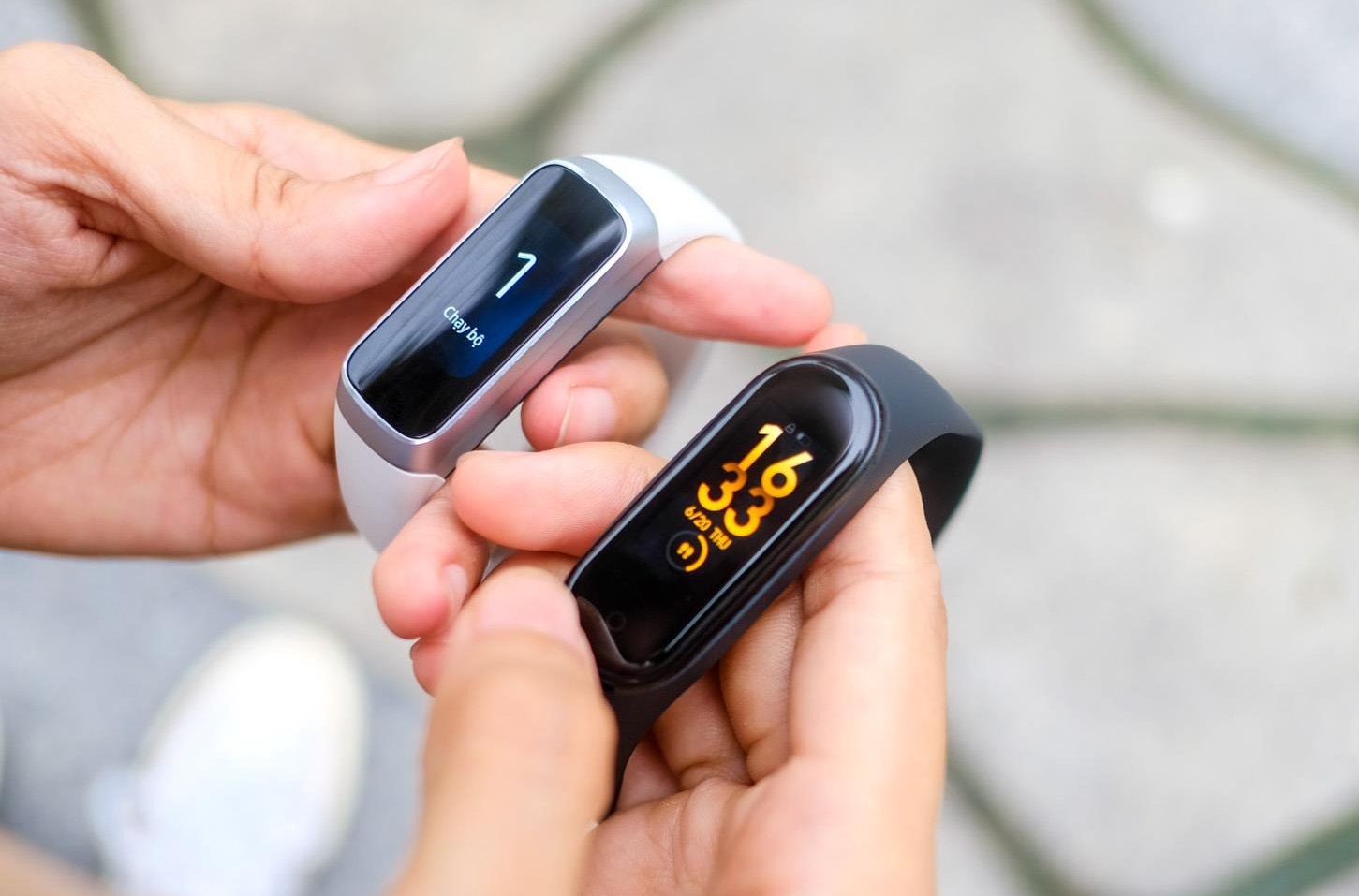 Duoi 500.000 dong nen mua vong tay thong minh nao? hinh anh