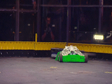 Robot ban ui huc tung doi thu tren san dau hinh anh