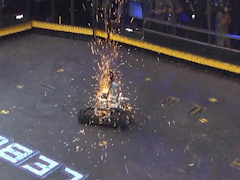 Robot dung luoi hai ha guc doi thu hinh anh