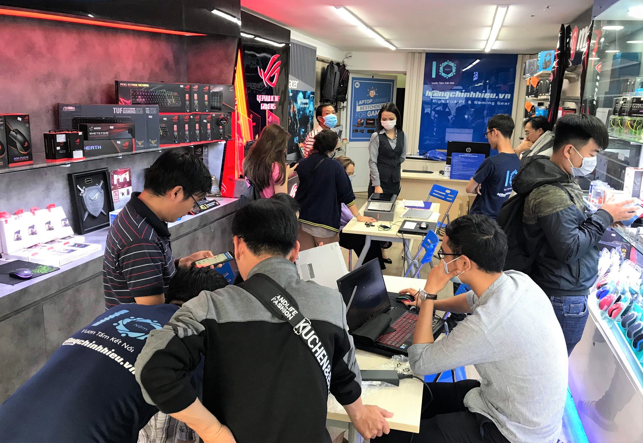 Webcam, may tinh giam gia ban chay mua dich hinh anh