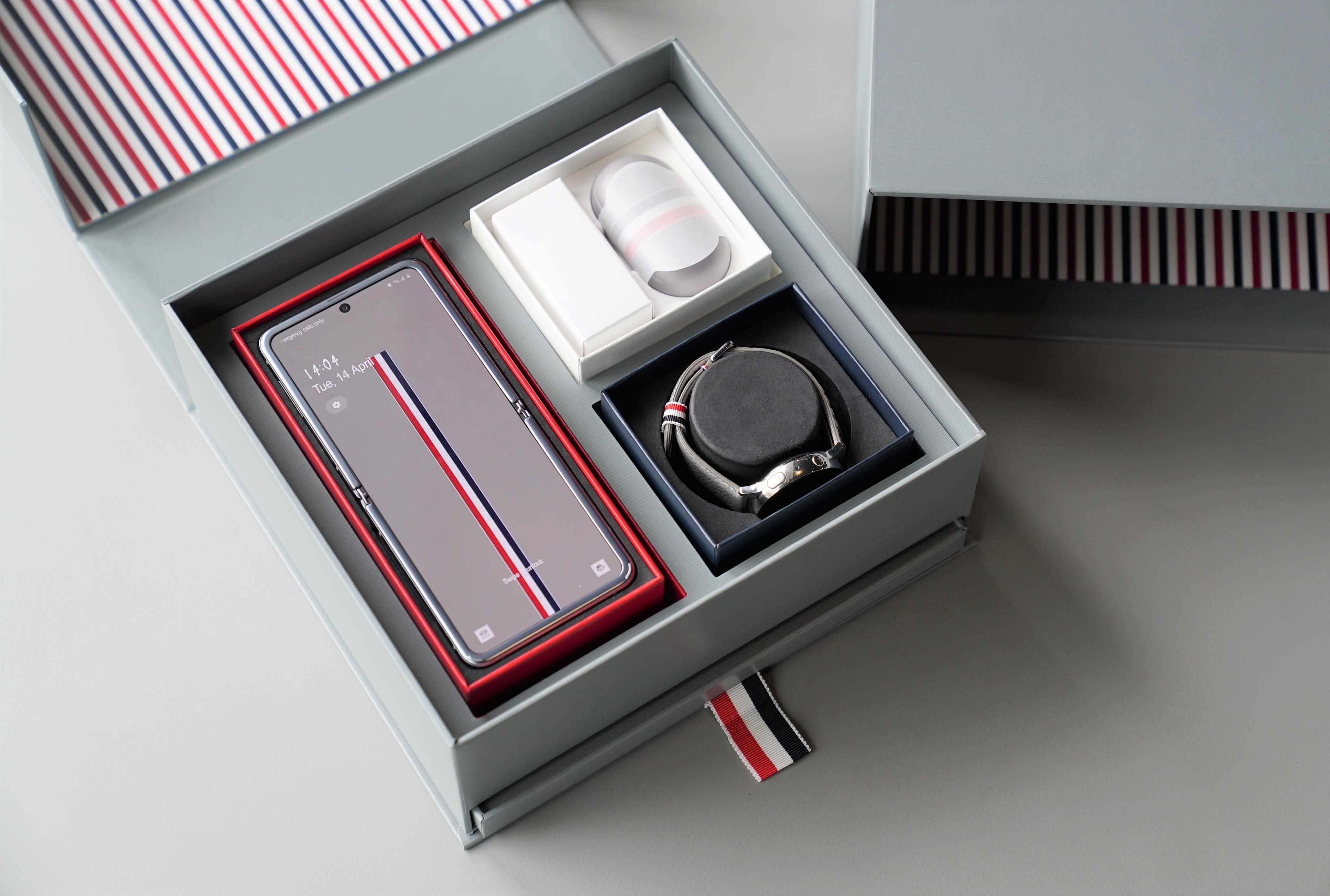 Chi tiet Galaxy Z Flip ban Thom Browne gia 75 trieu dong o Viet Nam hinh anh