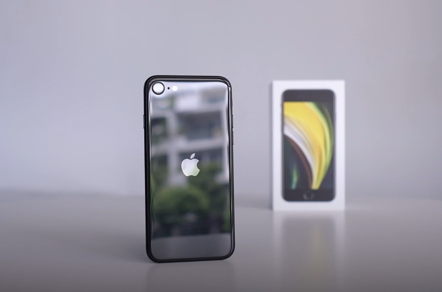 iPhone SE 2020 loan gia o Viet Nam anh 1