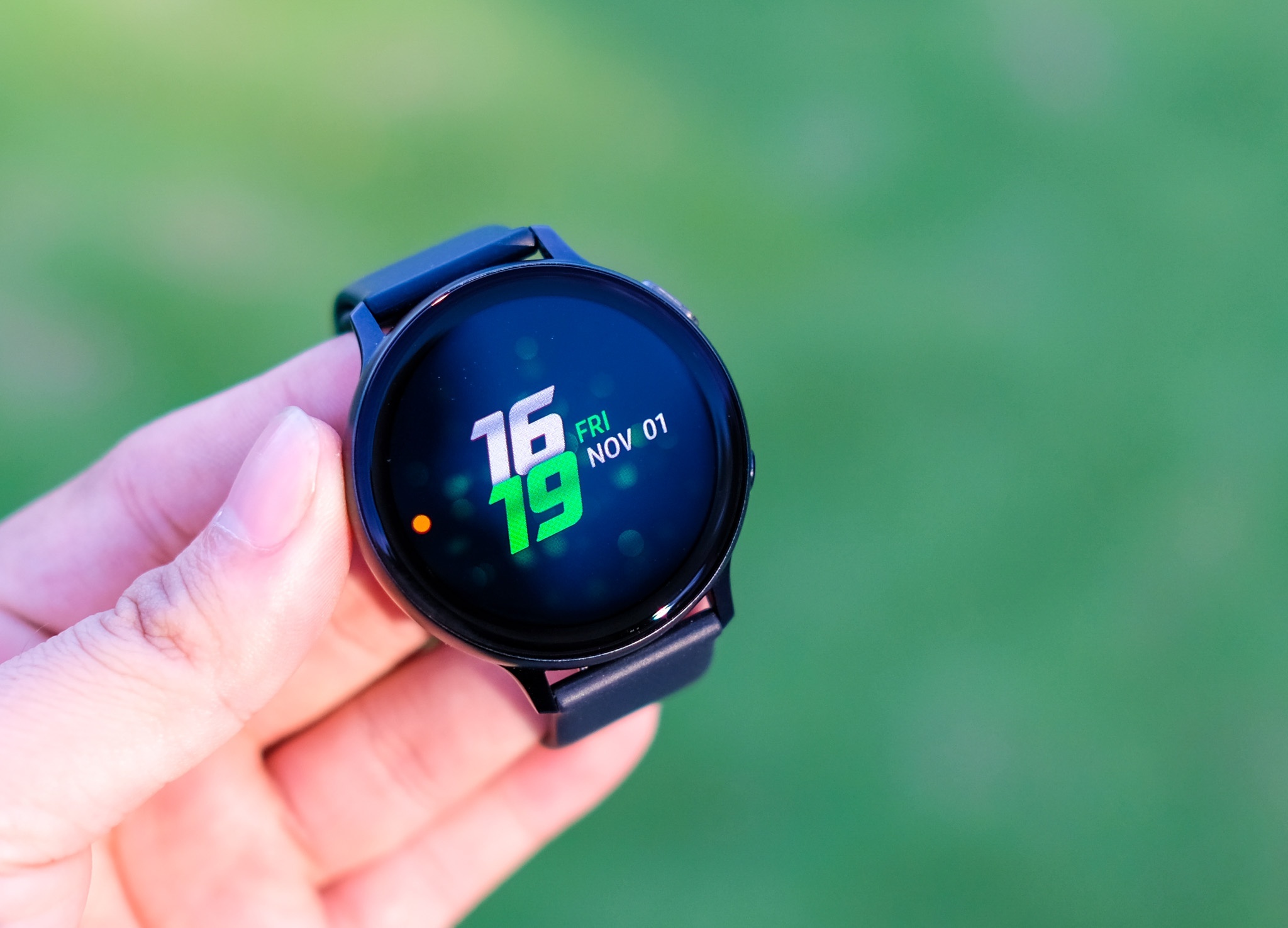 Galaxy Watch Active 2 co ban eSIM tai VN, doi thu moi cua Apple Watch hinh anh