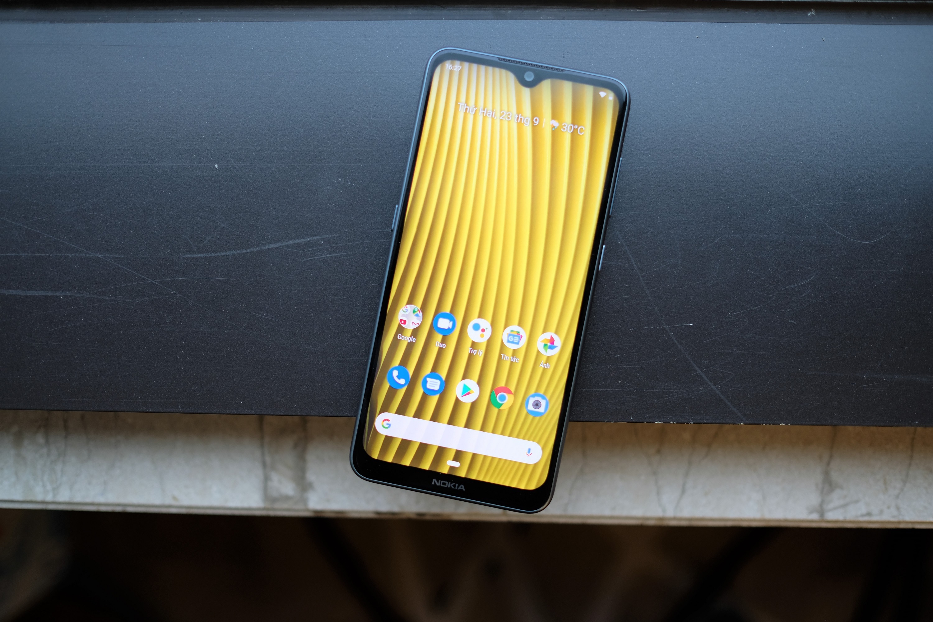 Loat smartphone chinh hang giam nua gia anh 4