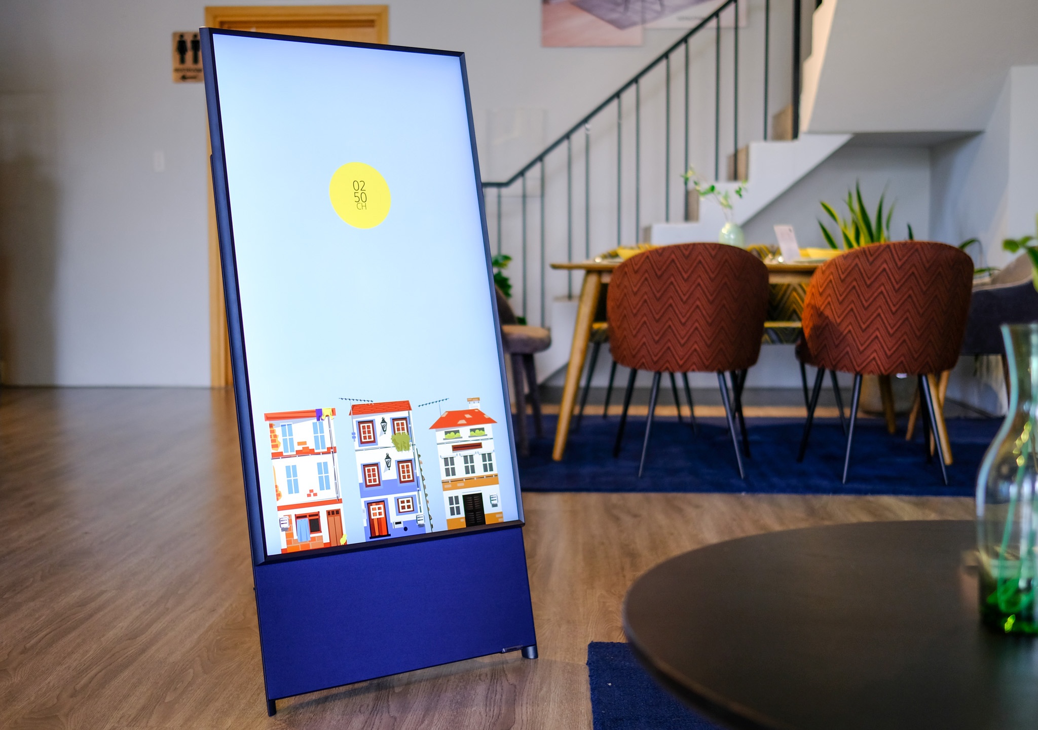 Chi tiet The Sero - chiec TV dau tien co the tu dong xoay ngang, doc hinh anh