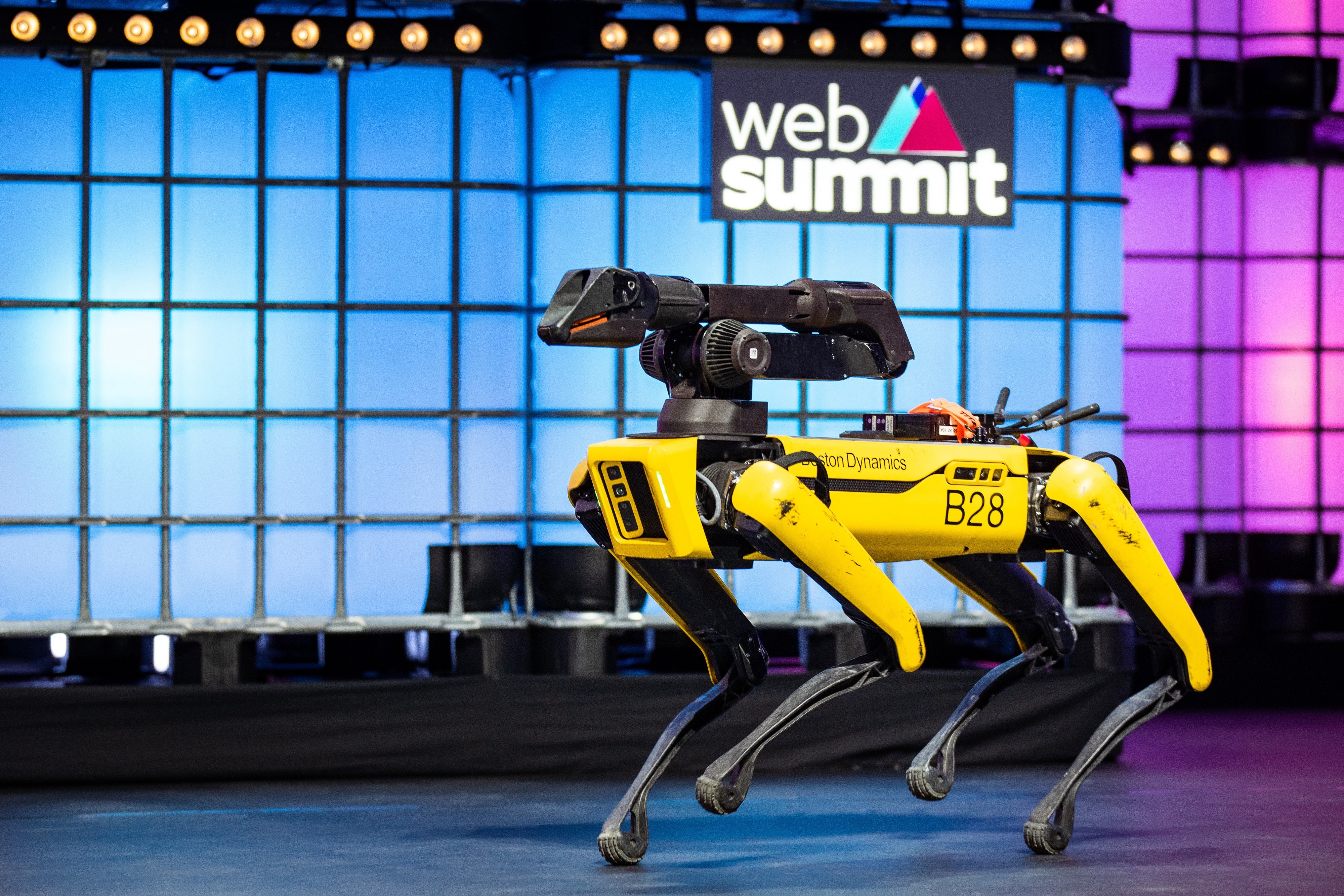 Cho robot chinh thuc duoc ban ra anh 1