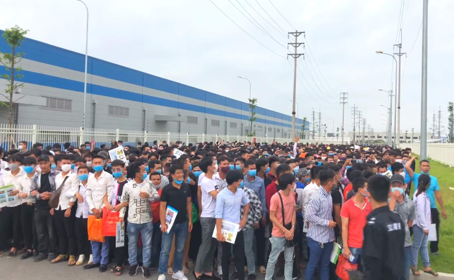 Cong nhan lam AirPods o VN can gi de trung tuyen, luong tren 10 trieu? hinh anh