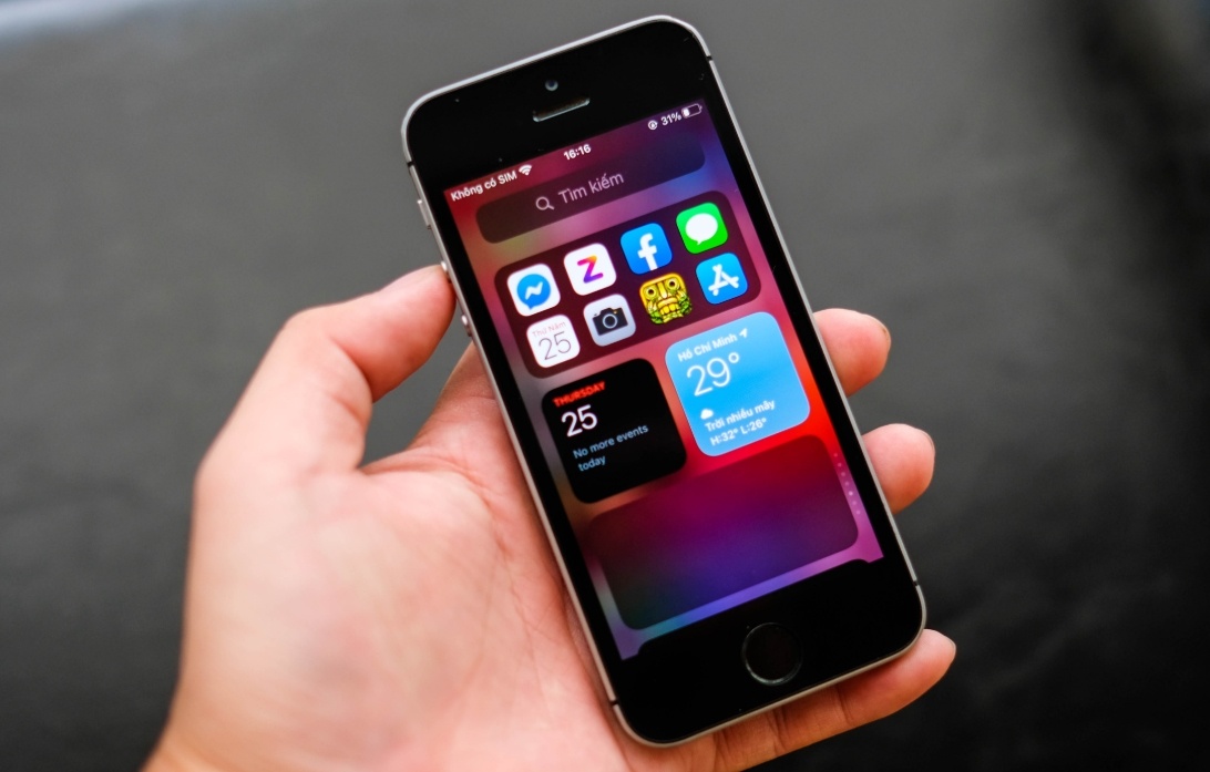 Cai iOS 14 tren iPhone SE, toi dung thich hon Android gia re hinh anh