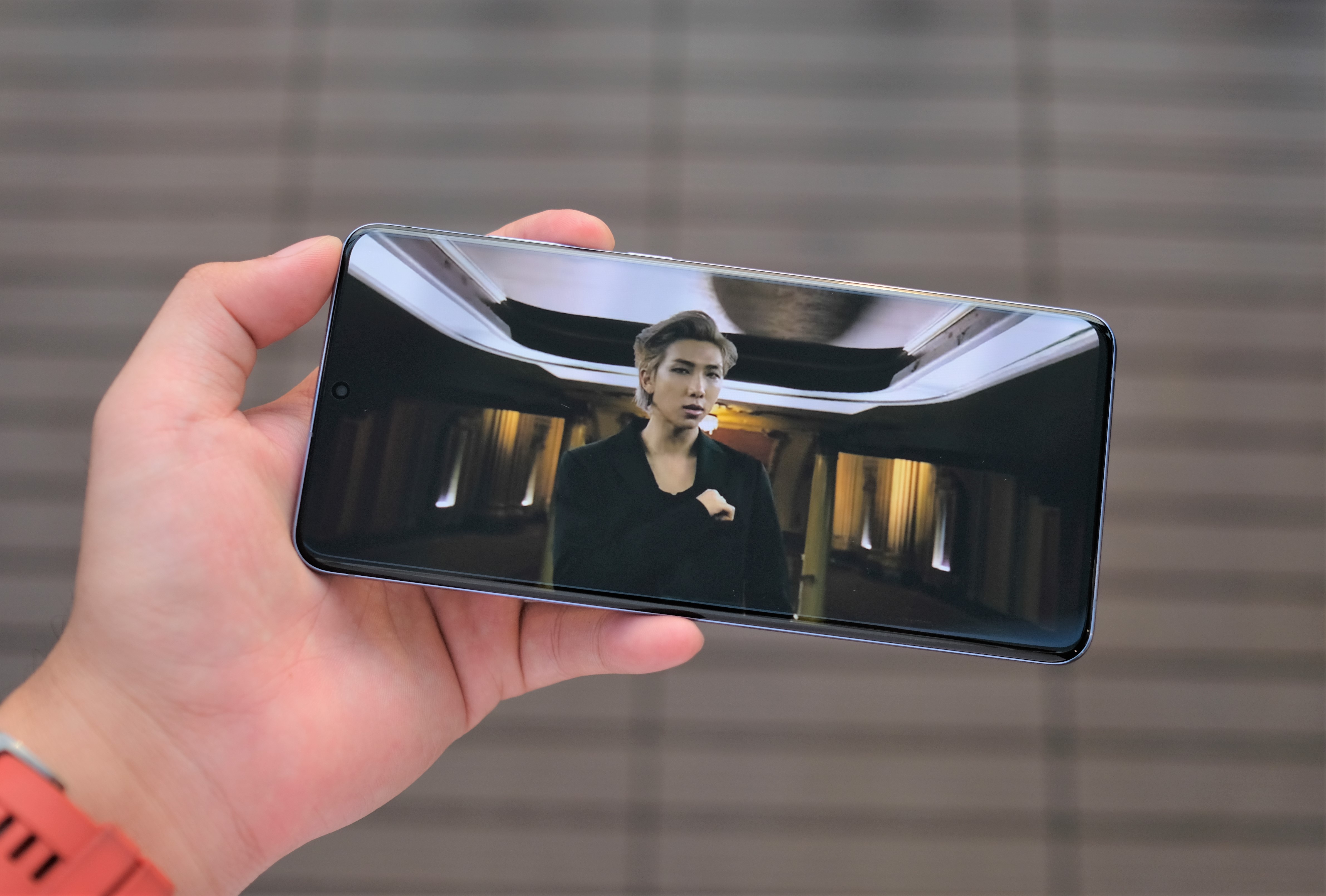 Chi tiet Galaxy S20+ phien ban BTS anh 10