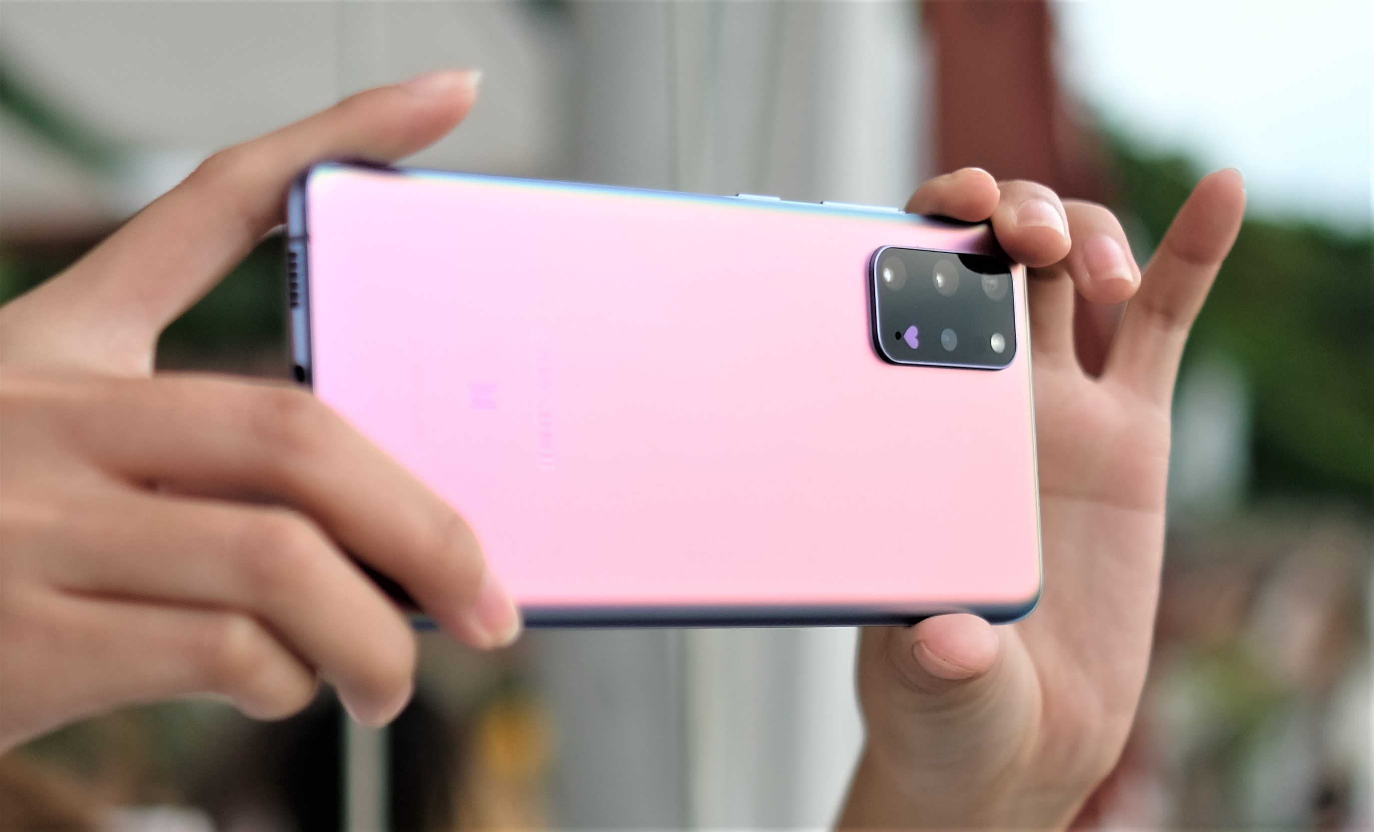 Chi tiet Galaxy S20+ phien ban BTS anh 3