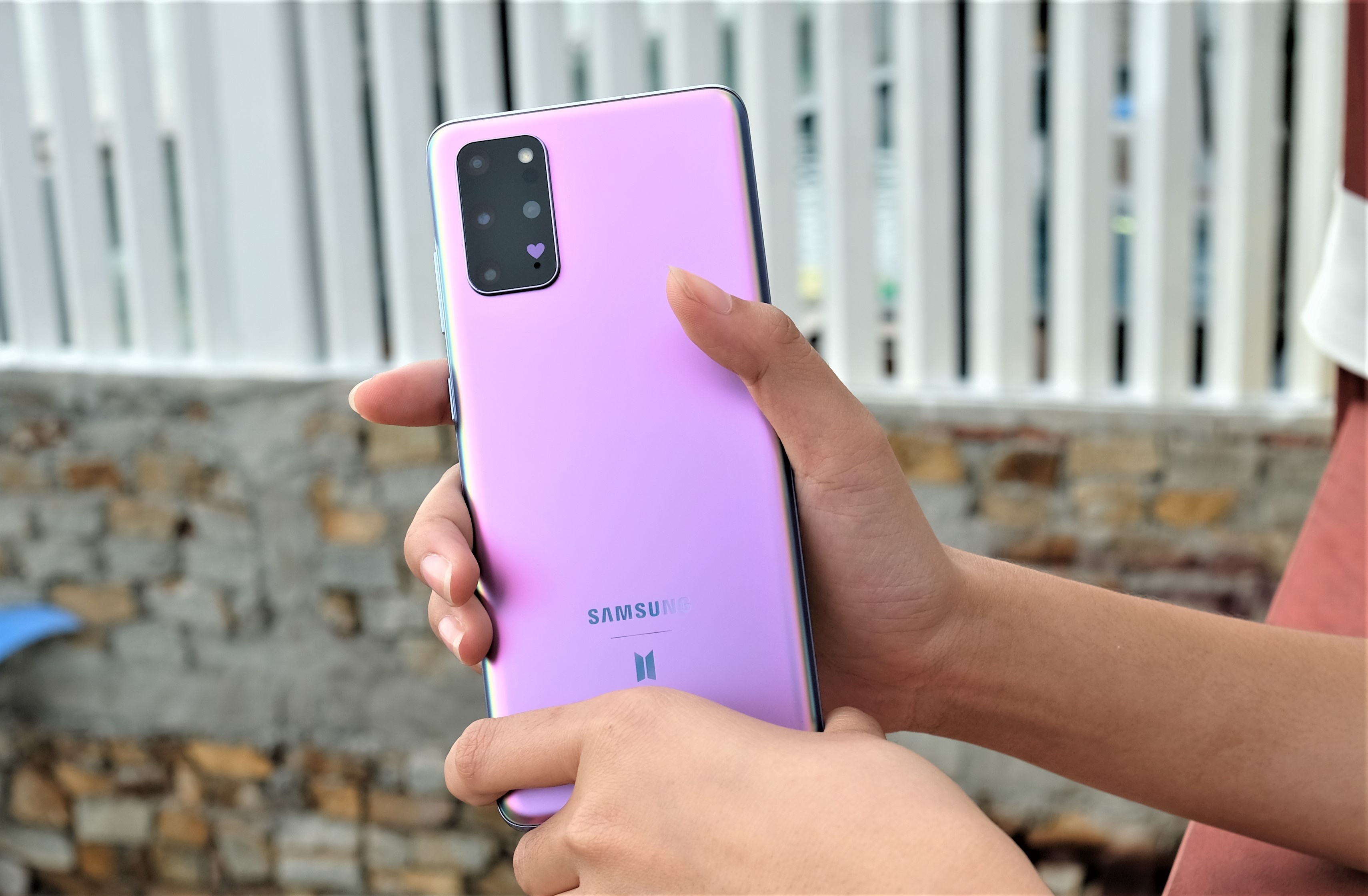 Chi tiet Galaxy S20+ phien ban BTS anh 9