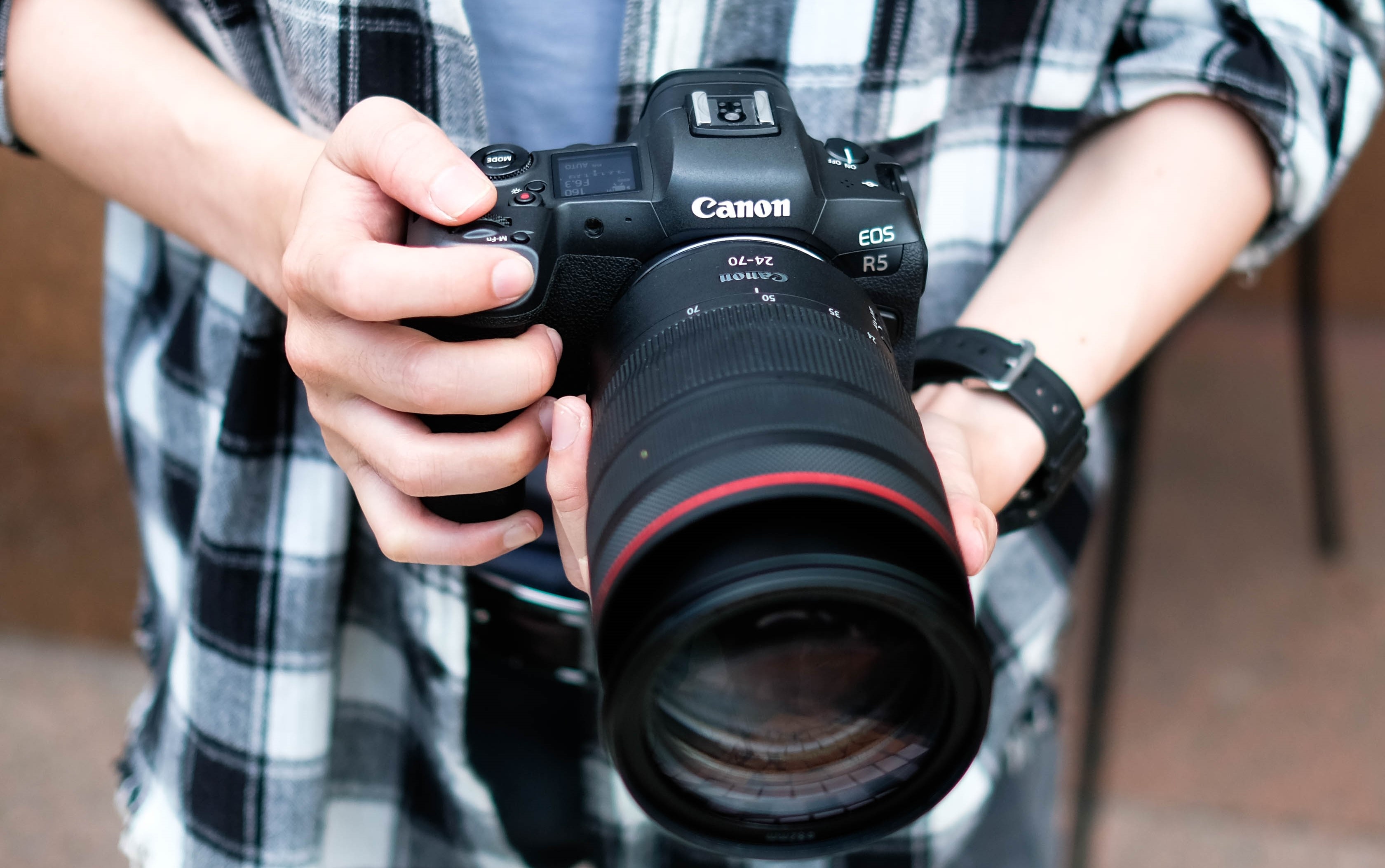 Canon EOS R5 gia gan 120 trieu dong ve Viet Nam hinh anh