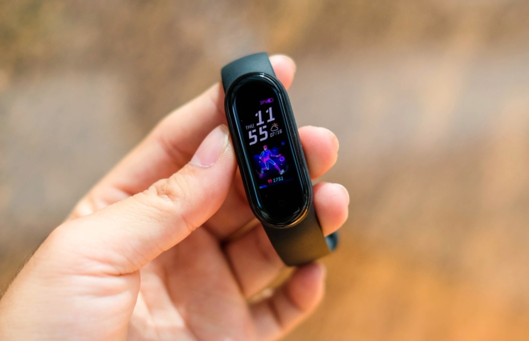 Xiaomi Mi Band 5 ve Viet Nam, gia gan 800.000 dong hinh anh