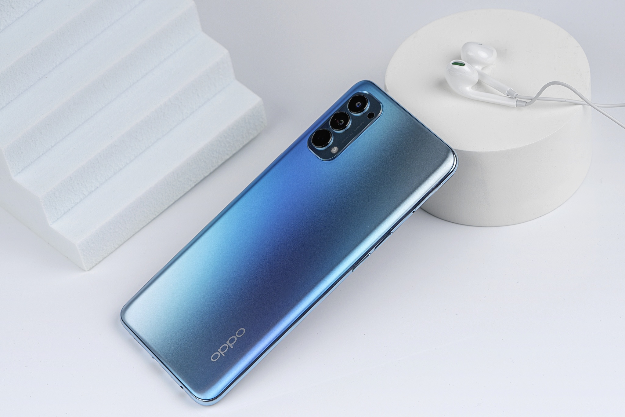 Mo hop Oppo Reno4 anh 3