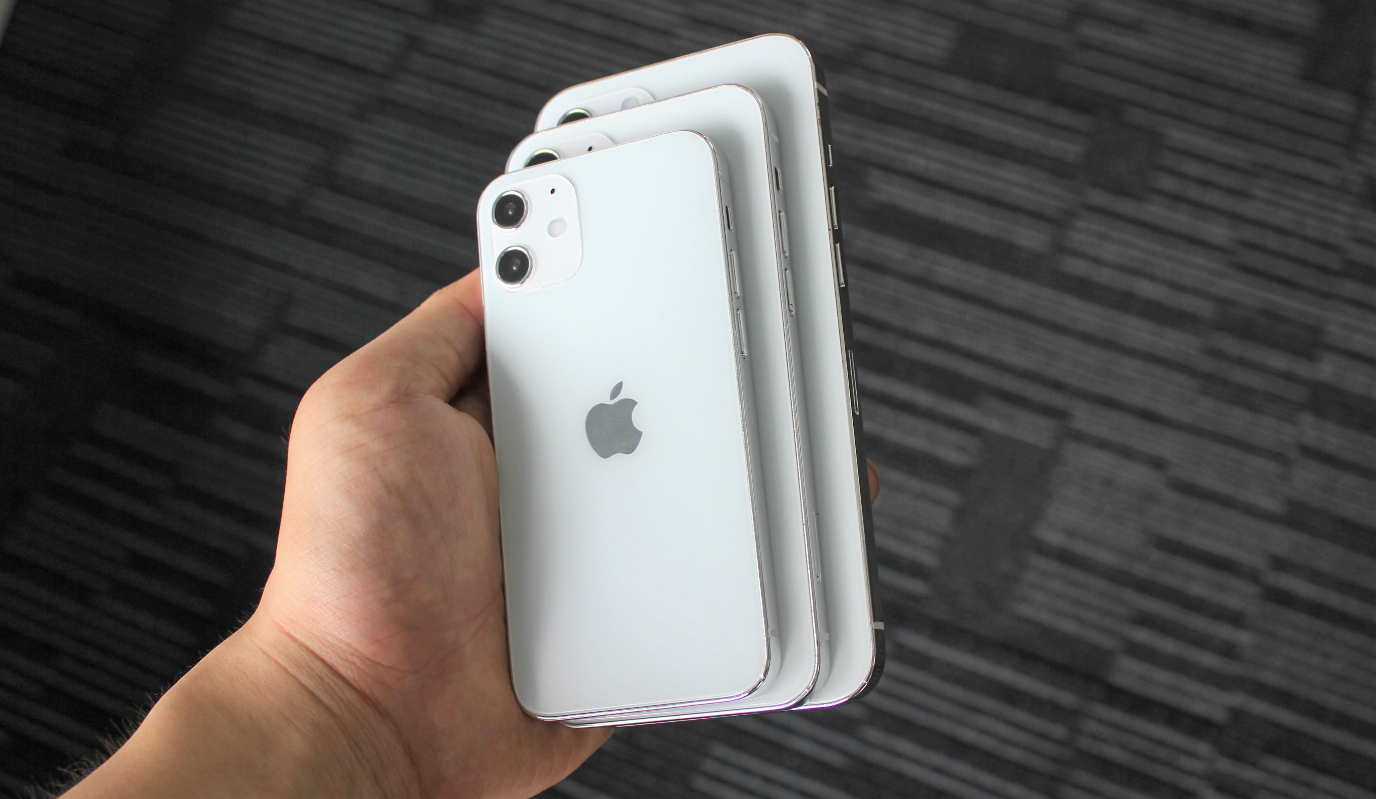 Mo hinh iPhone 12 ve Ha Noi, vuong vuc giong iPhone 5S hinh anh