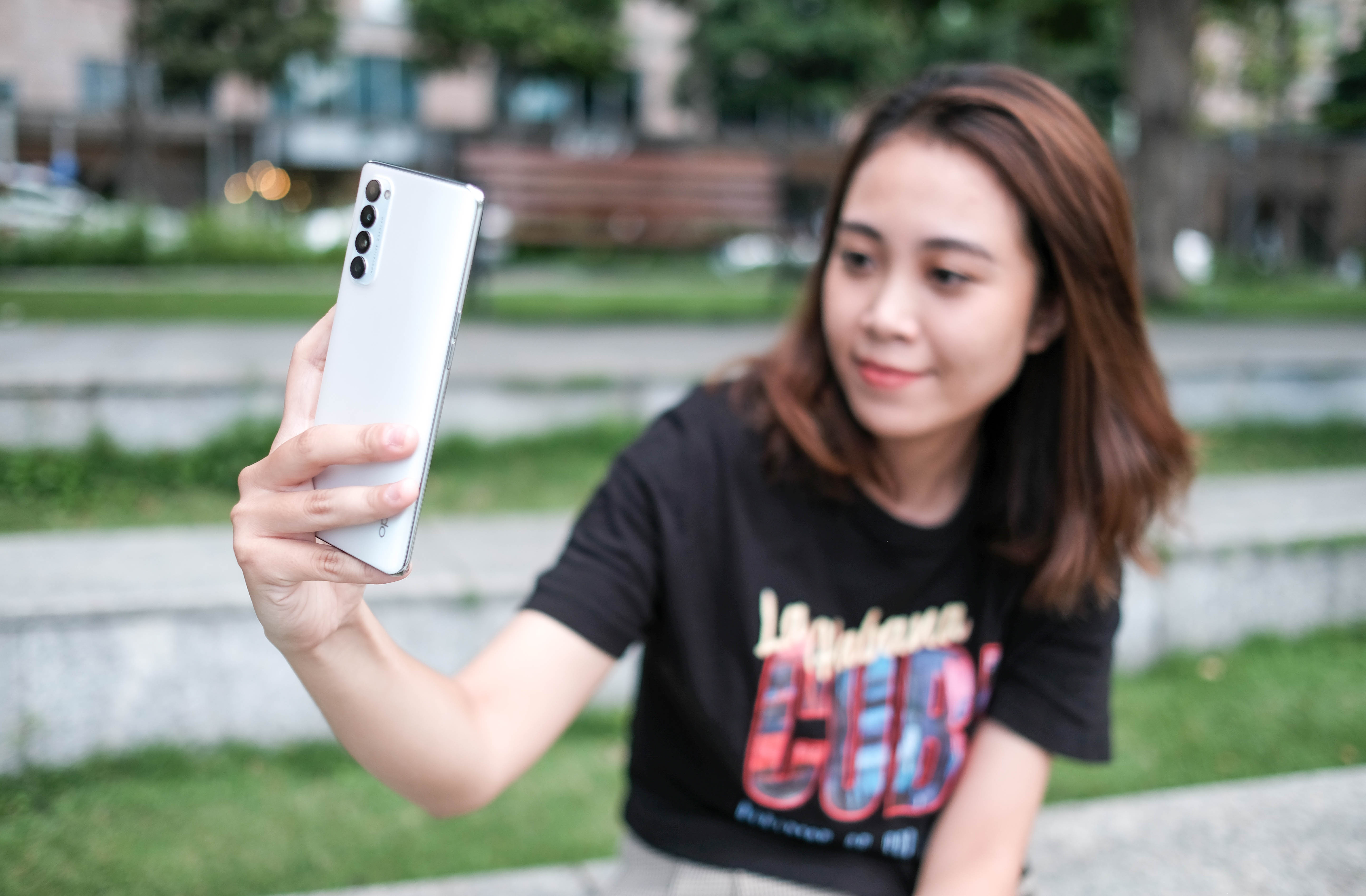 Chi tiet Reno4 Pro - smartphone ke thua nhieu tinh nang tu flagship hinh anh