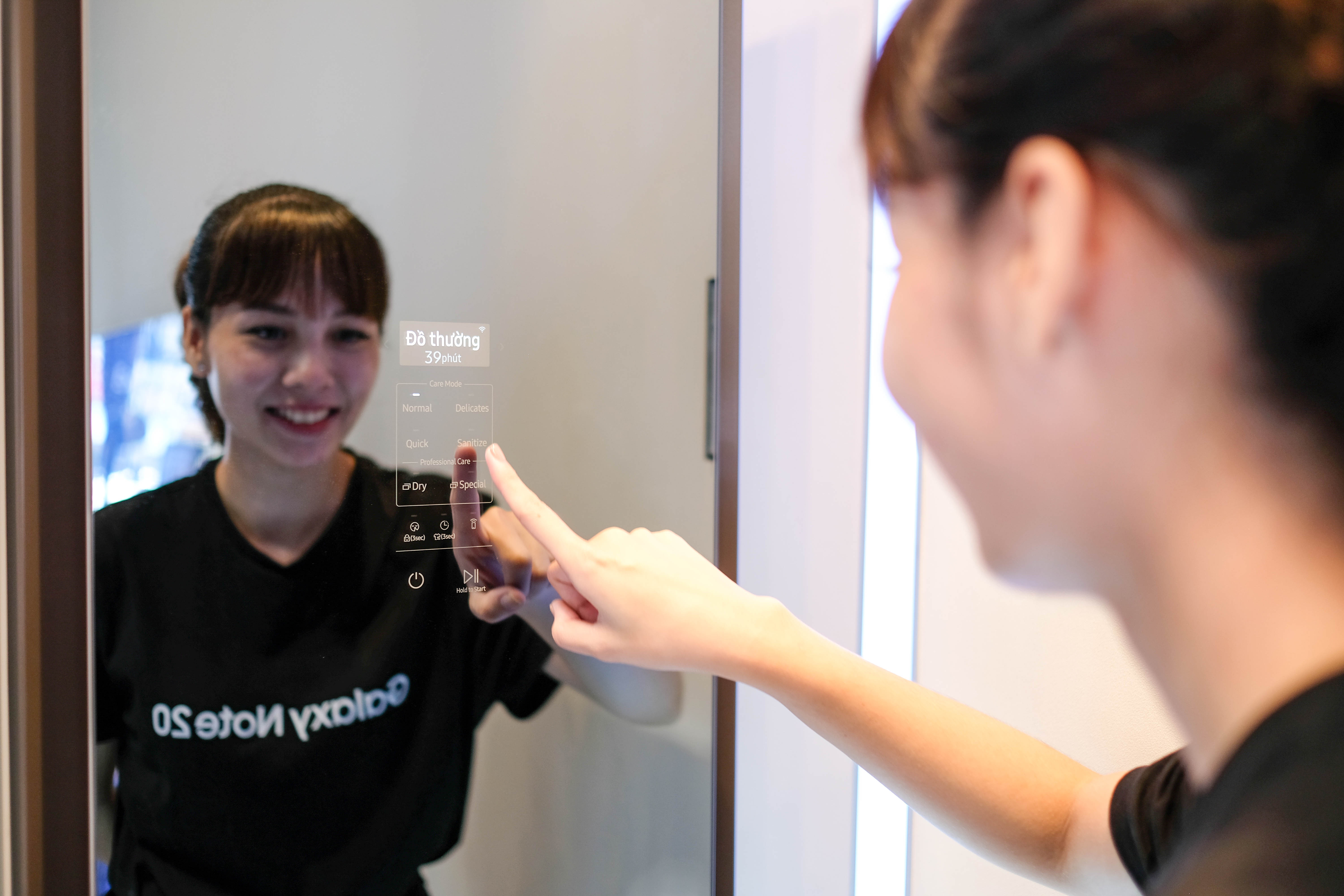 Tu quan ao thong minh gia hon 40 trieu dong cua Samsung hinh anh