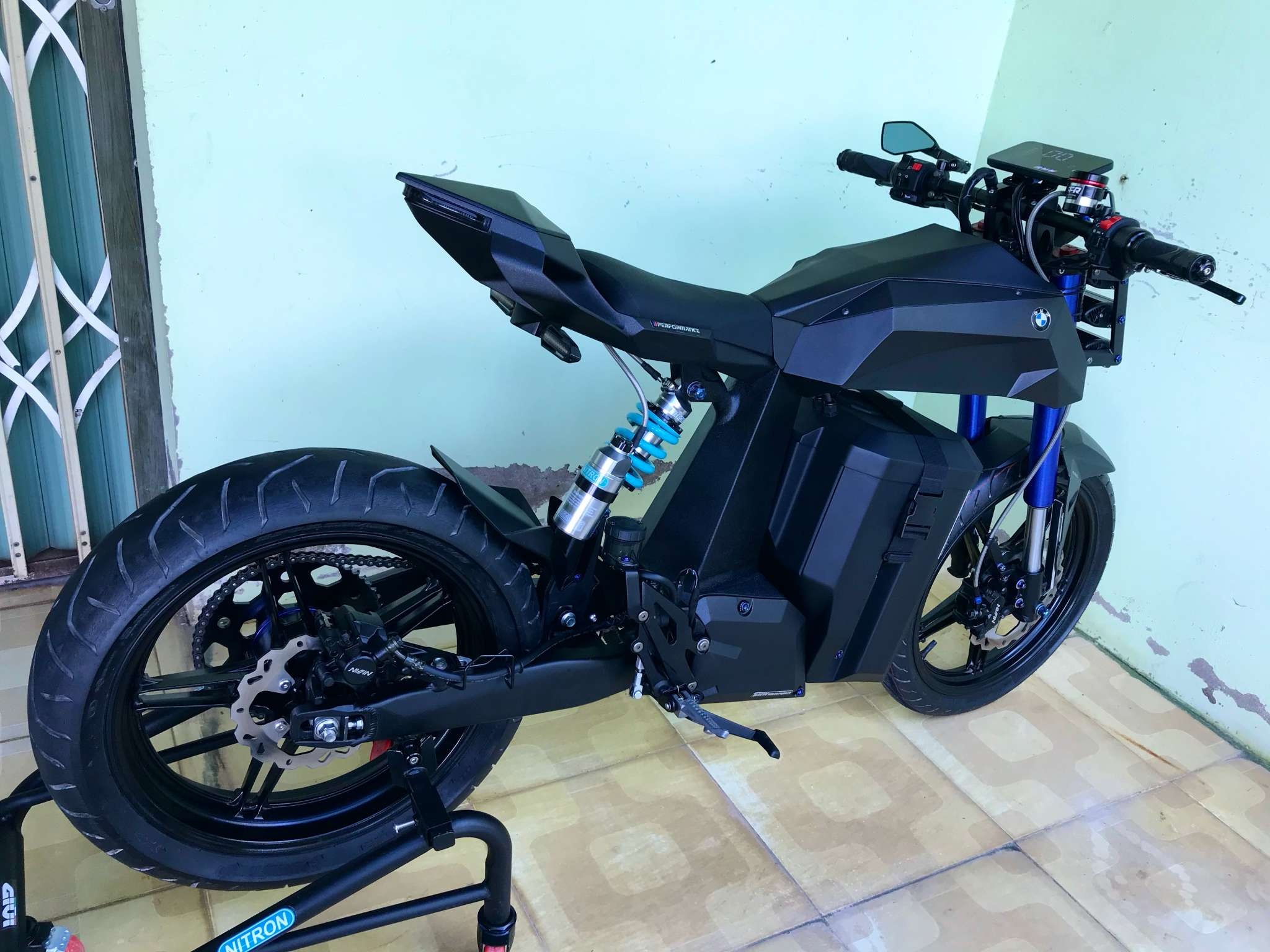 Che xe dien tu ban ve BMW HP Kunst anh 5