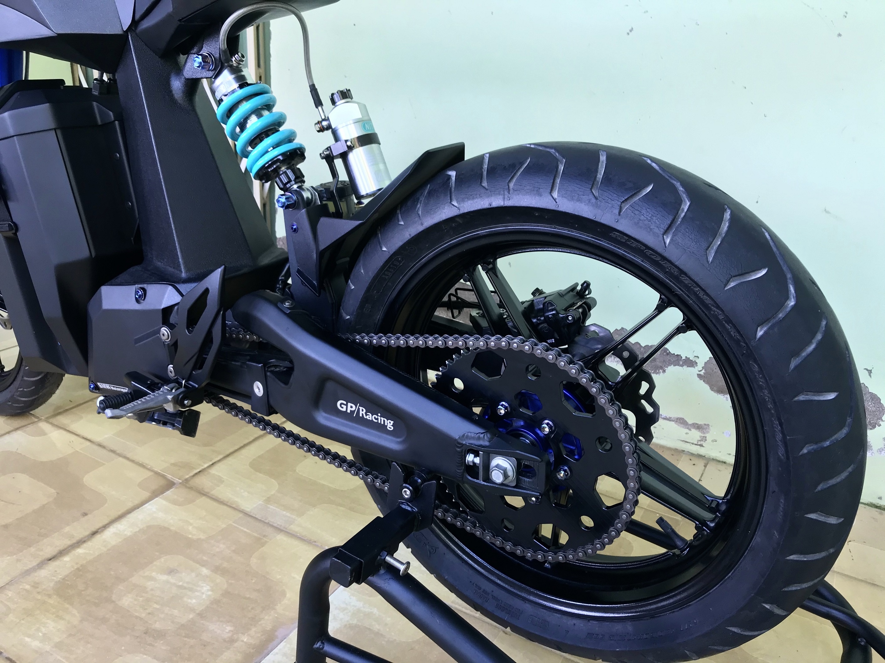 Che xe dien tu ban ve BMW HP Kunst anh 6