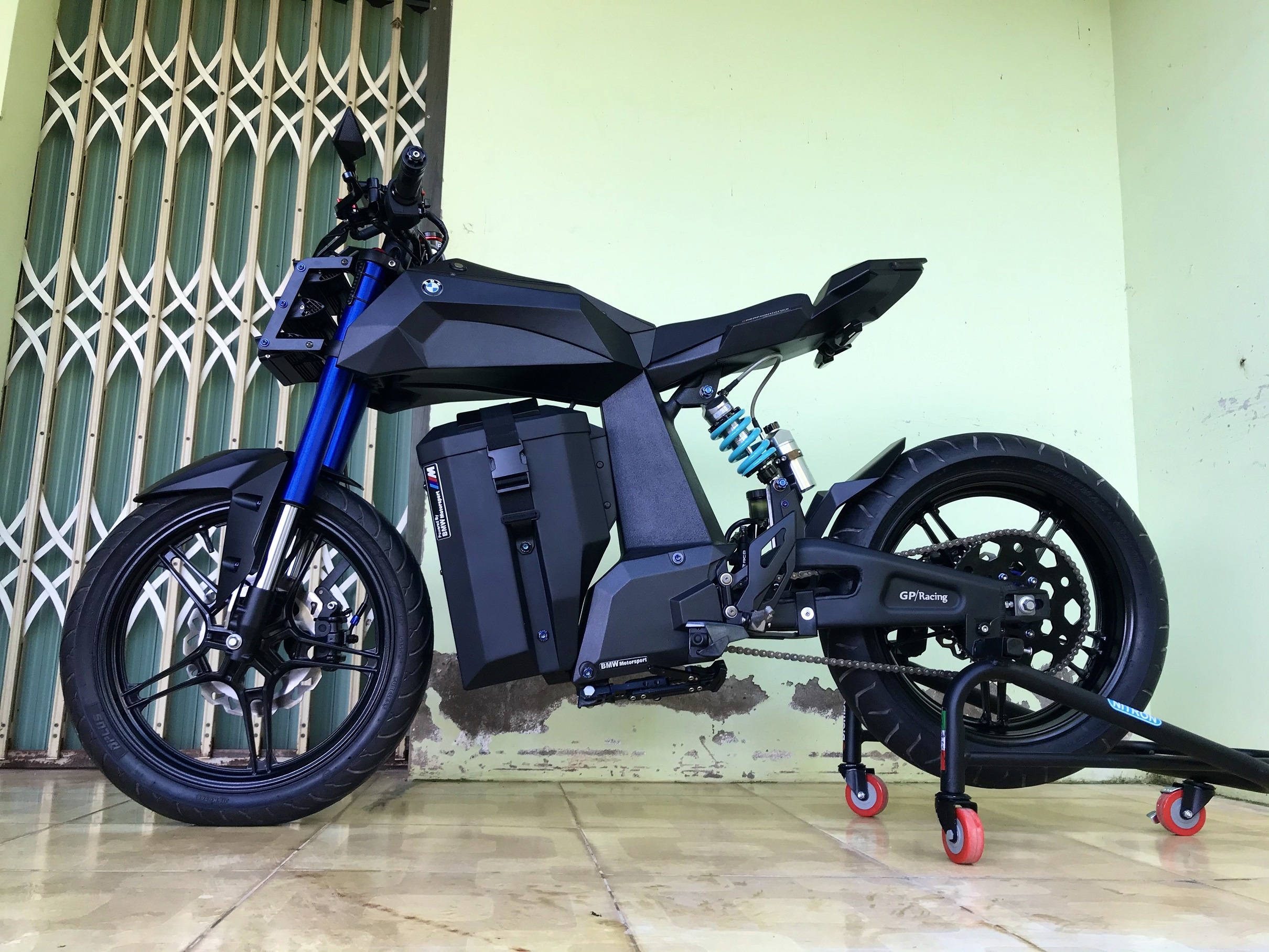 Che xe dien tu ban ve BMW HP Kunst anh 1